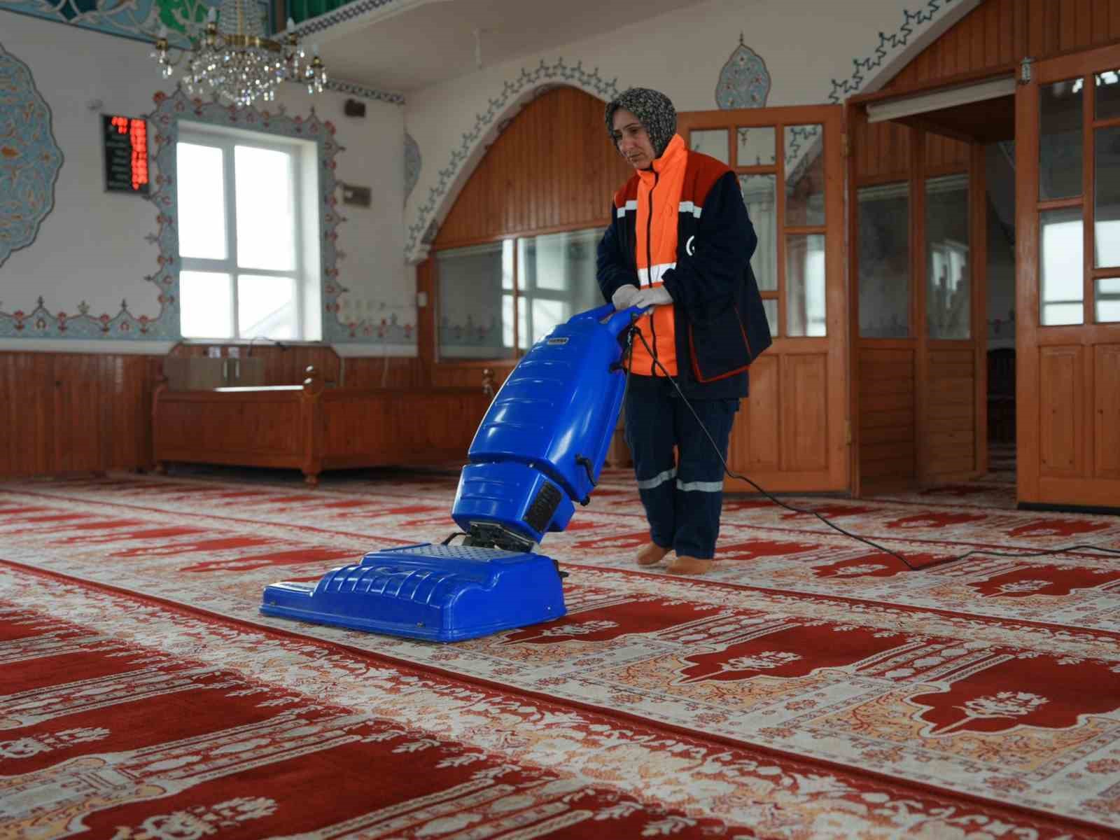 Camiler bayrama hazır