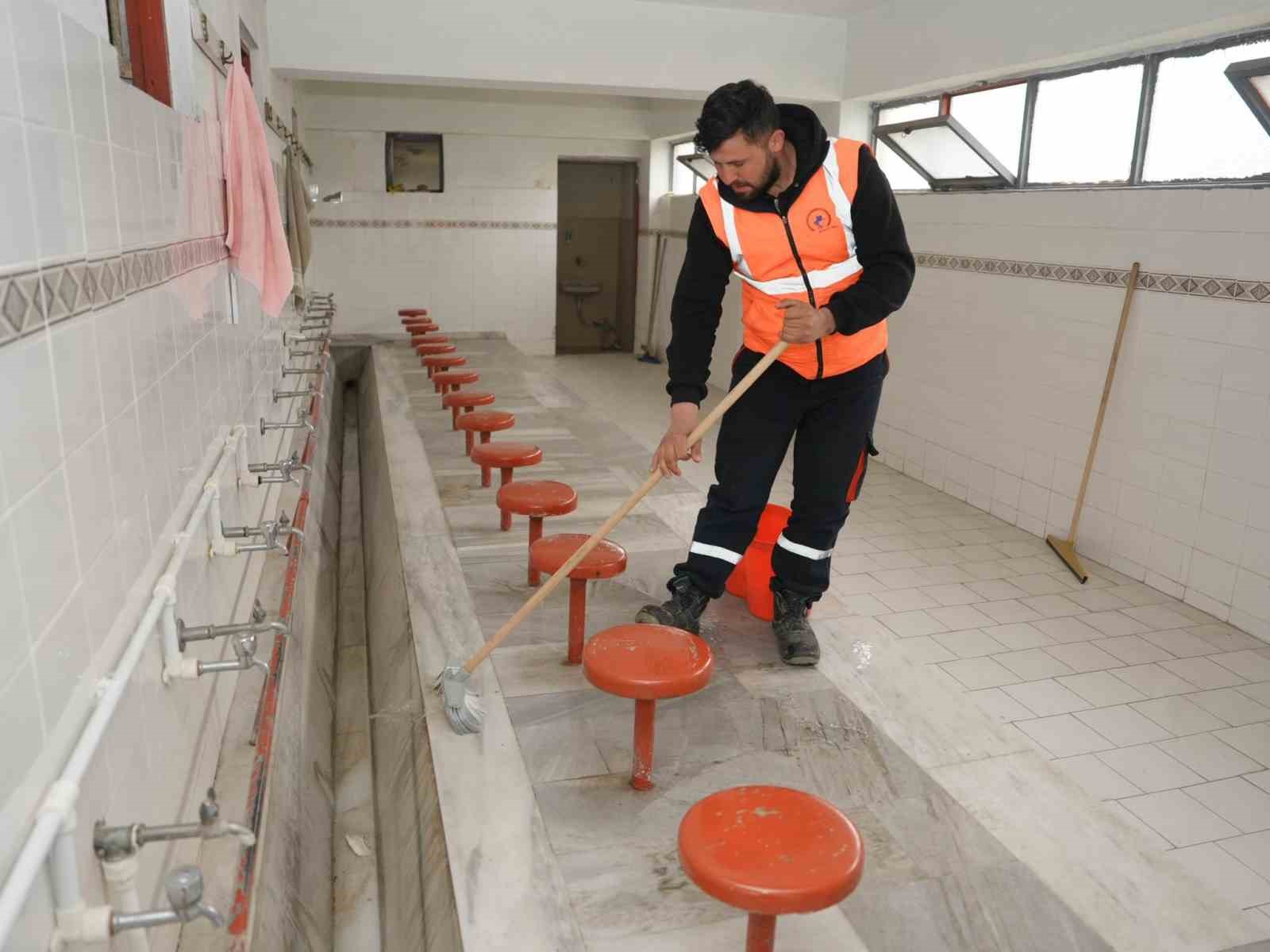 Camiler bayrama hazır
