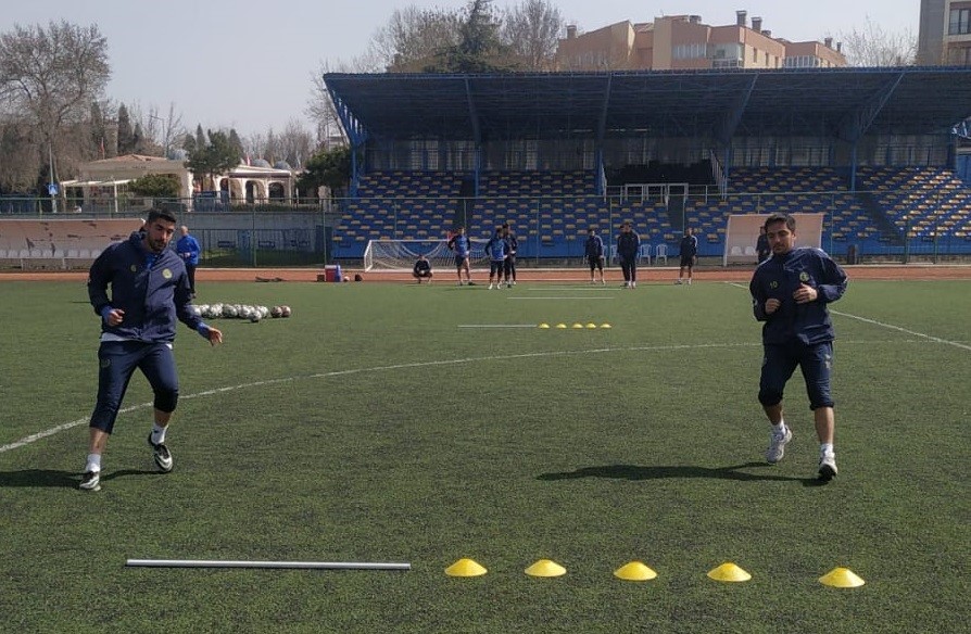 S&ouml;ğ&uuml;tsporlu futbolcular son antrenman sonrası bayram iznine &ccedil;ıktı
