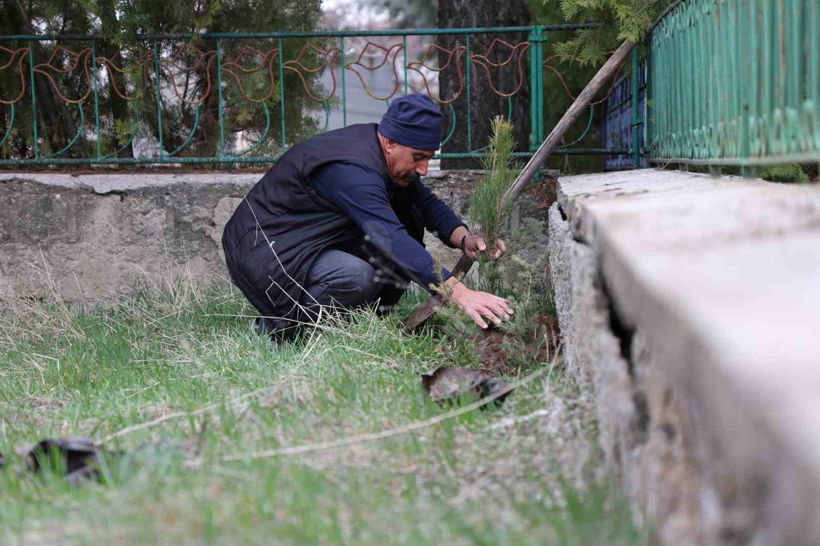 Elazığ&rsquo;da mezarlıklarda ziyaret&ccedil;i yoğunluğu
