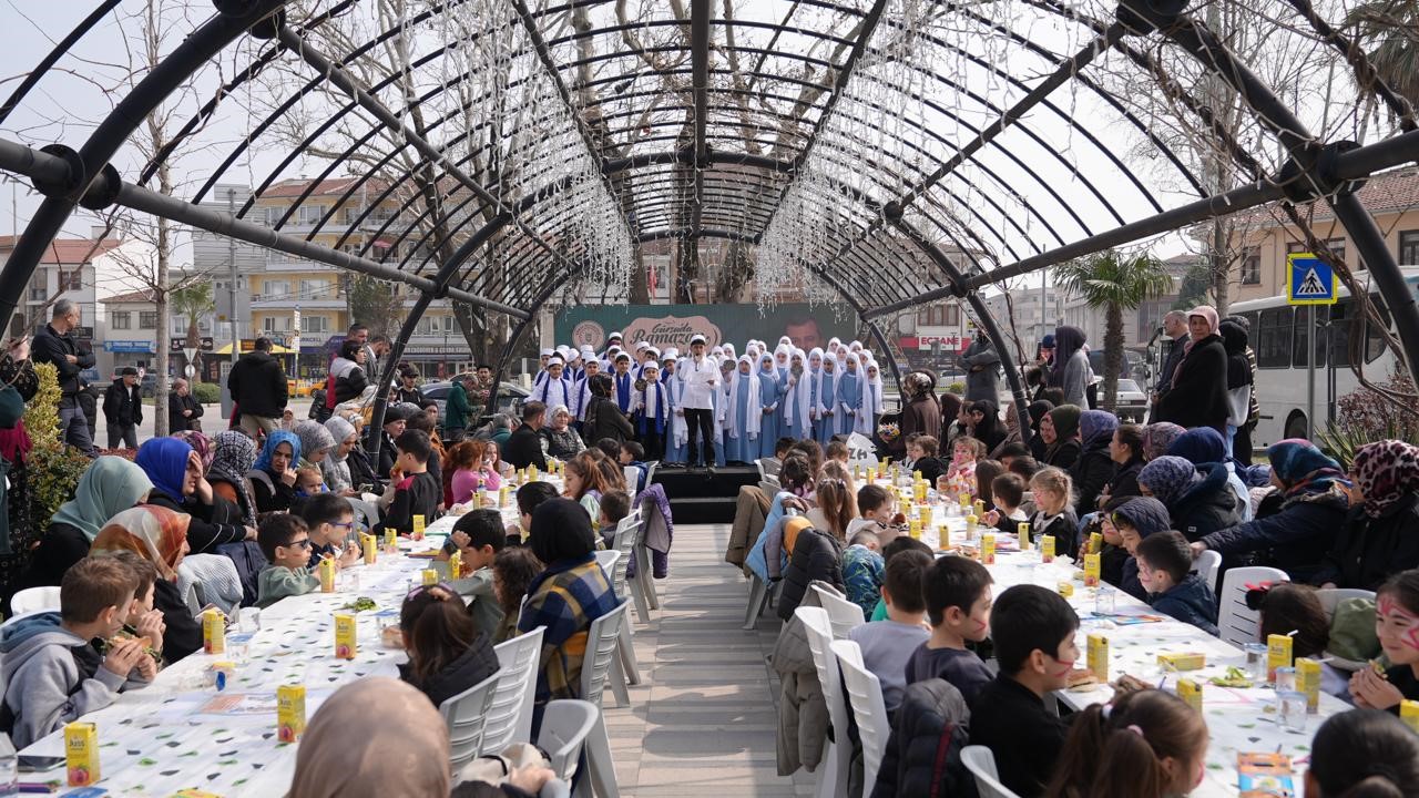 G&uuml;rsulu minikler tekne orucuyla iftar a&ccedil;tı
