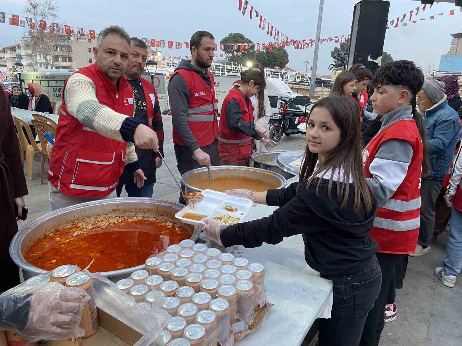 Alaşehir&rsquo;de hayırseverler iftar bağışı i&ccedil;in yarıştı
