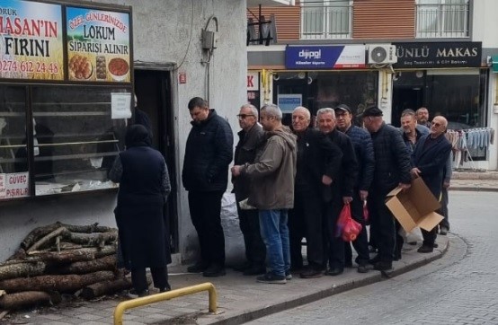 Meşhur Tavşanlı haşhaşlı lokumu i&ccedil;in kuyruklar oluştu
