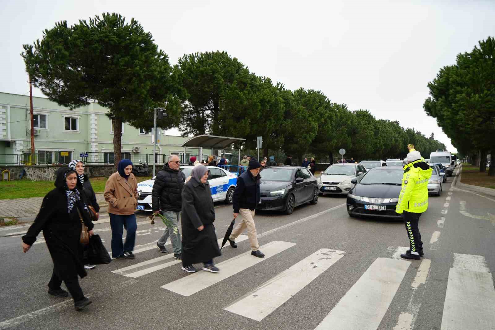 Samsun&rsquo;da mezarlıklar ziyaret&ccedil;ilerle doldu taştı: Şehitliklerde h&uuml;z&uuml;n
