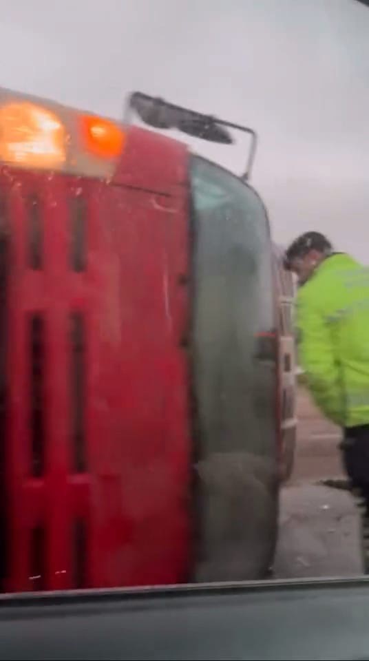 Bursa&rsquo;da direksiyon hakimiyetini kaybeden s&uuml;r&uuml;c&uuml; fabrikaya &ccedil;arptı: 2 yaralı
