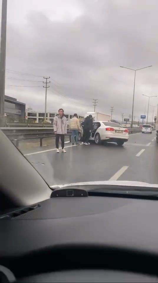 Bursa&rsquo;da kontrolden &ccedil;ıkan otomobil prefabrik yapıya girdi
