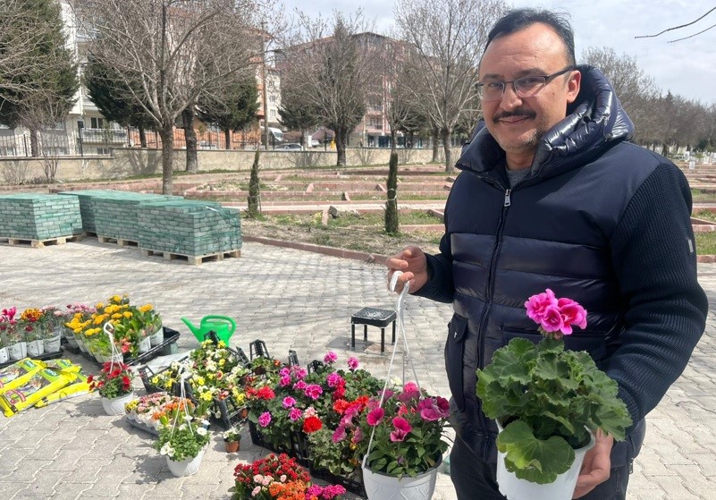 K&uuml;tahya Tavşanlı&rsquo;da bayram &ouml;ncesi mezarlıkta &ccedil;i&ccedil;ek yoğunluğu
