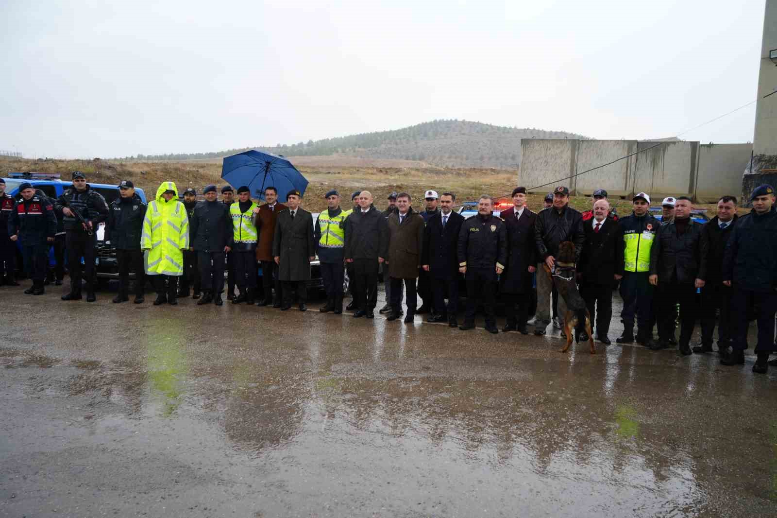 43 ilin ge&ccedil;iş g&uuml;zergahında arife g&uuml;n&uuml; trafik yoğunluğu arttı: Validen s&uuml;r&uuml;c&uuml;lere "kurallara uyun" &ccedil;ağrısı
