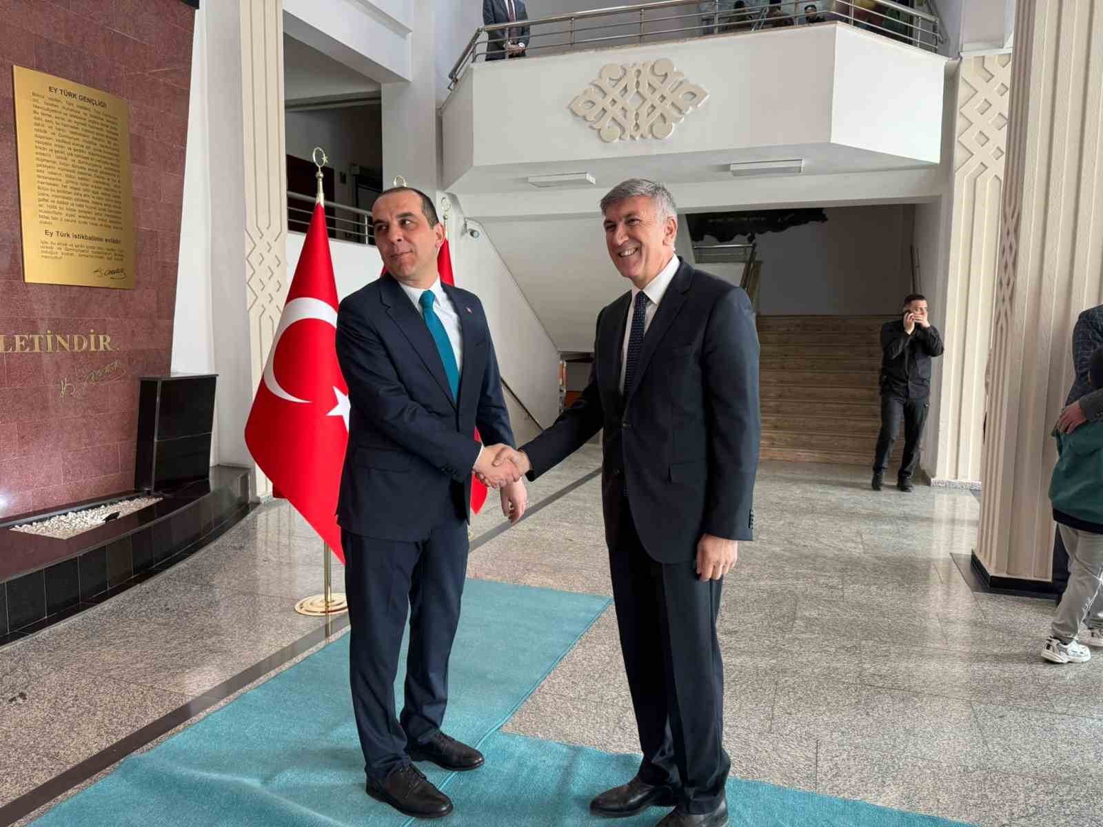 Vali Taşolar bayram geleneğini s&uuml;rd&uuml;rd&uuml;, &ccedil;ocuklara har&ccedil;lık verdi
