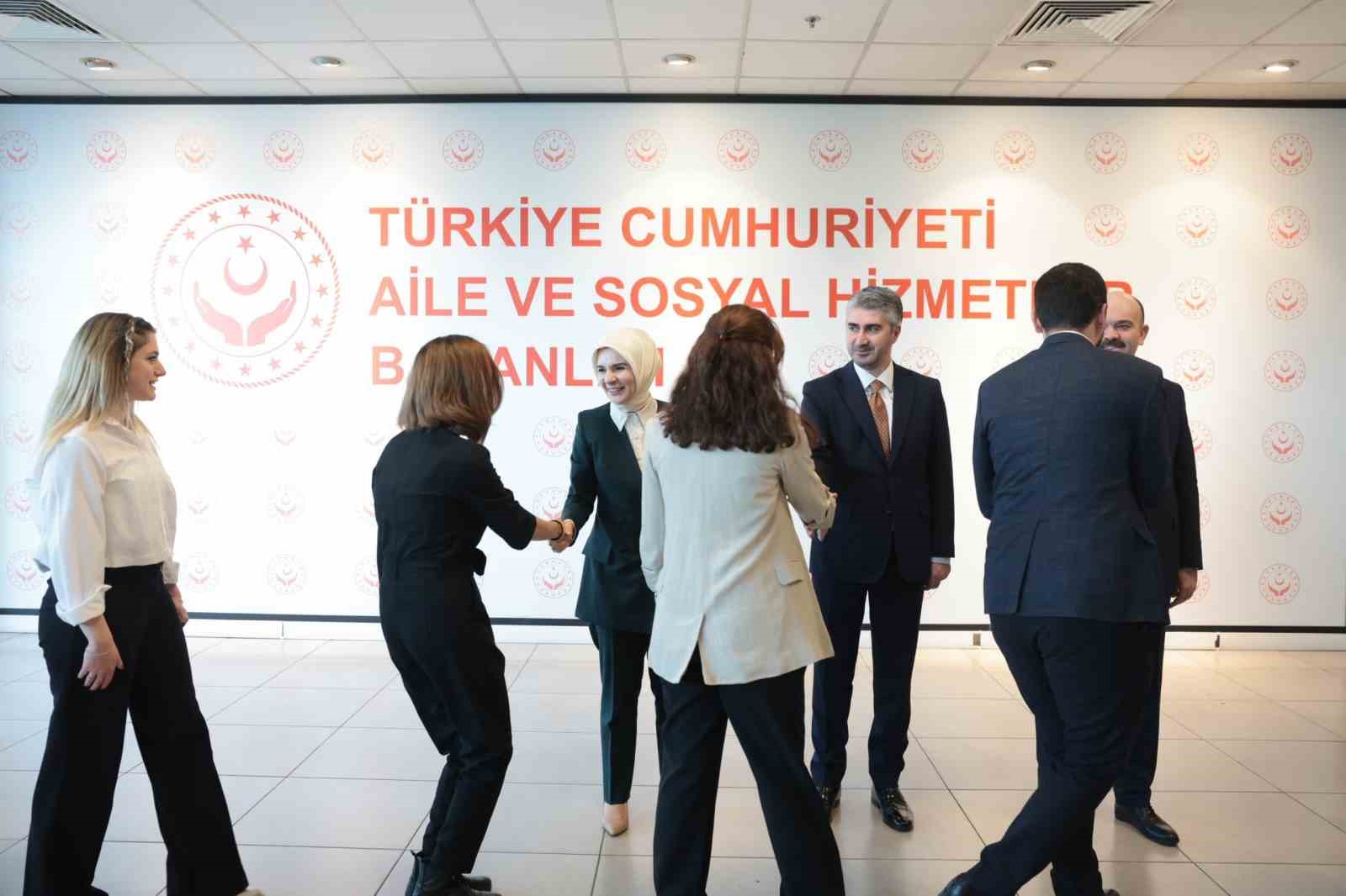 Bakan G&ouml;ktaş personel ile bayramlaştı
