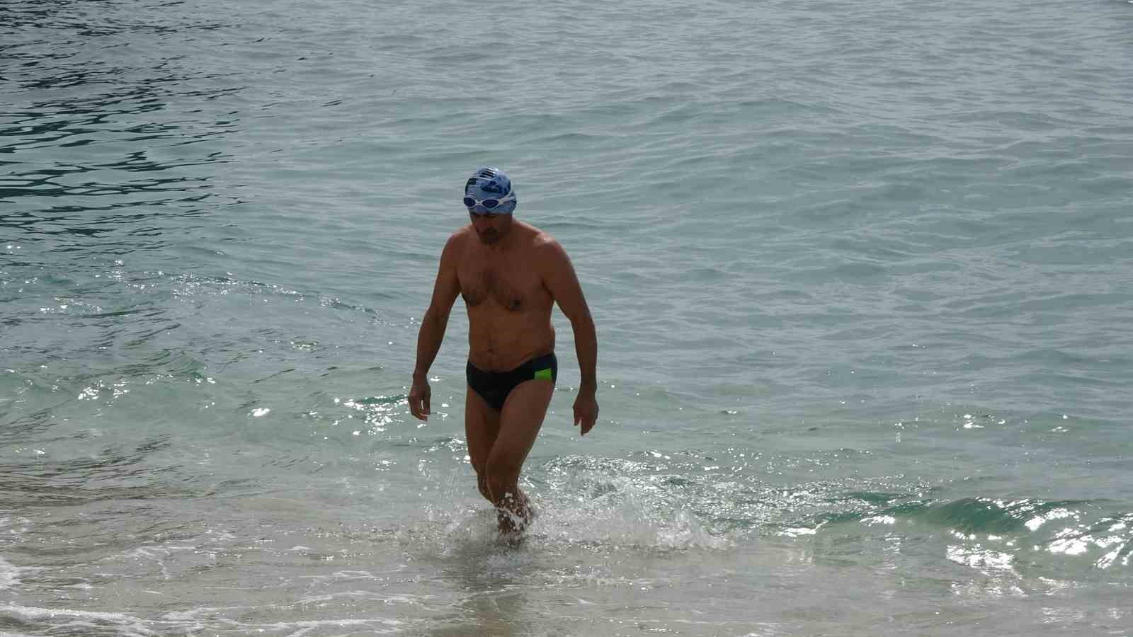 Alanya&rsquo;da bayram arifesinde hava sıcaklığı 20 dereceye ulaştı, tatilciler soluğu sahilde aldı
