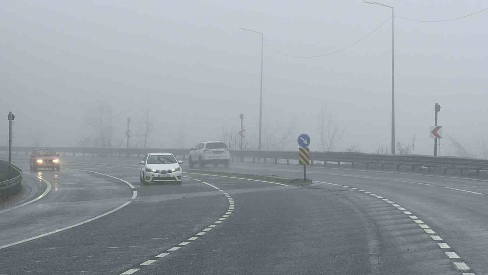 Bolu Dağı&rsquo;nda sis ve yağış etkili oluyor
