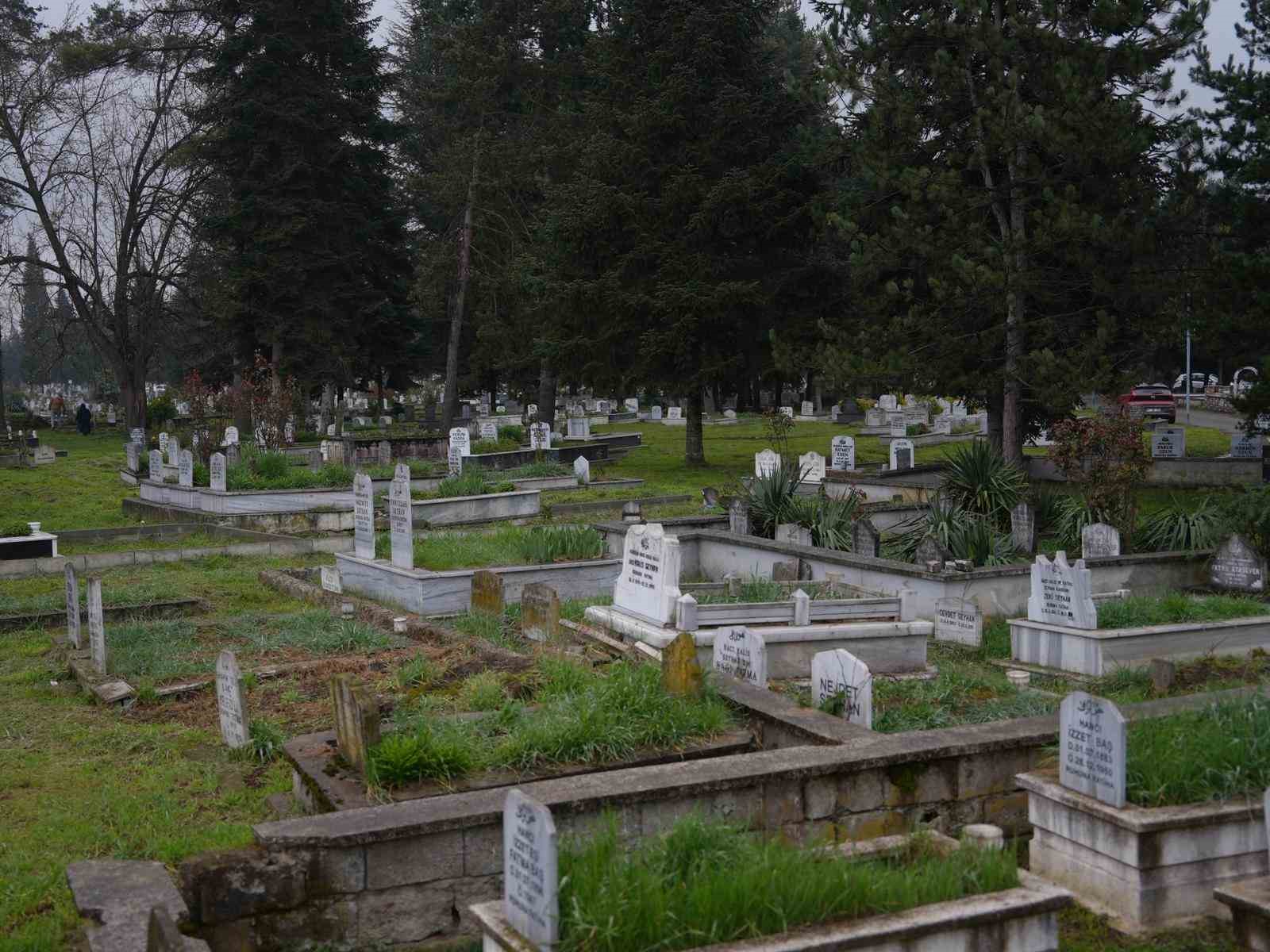 Bayram arifesinde şehir mezarlığında Kur&rsquo;an tilaveti
