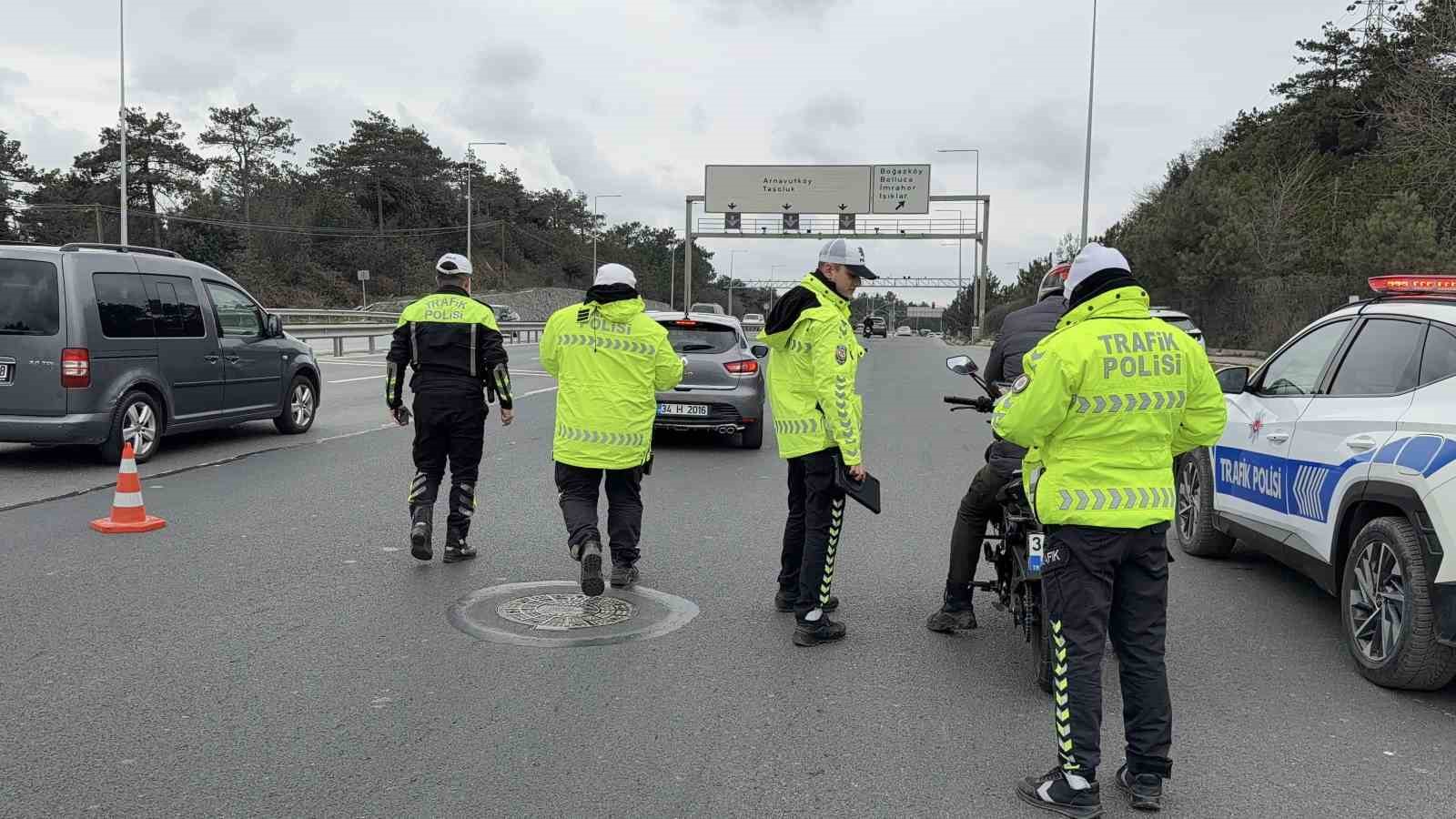Arnavutk&ouml;y&rsquo;de bayram &ouml;ncesi sıkı trafik denetimi
