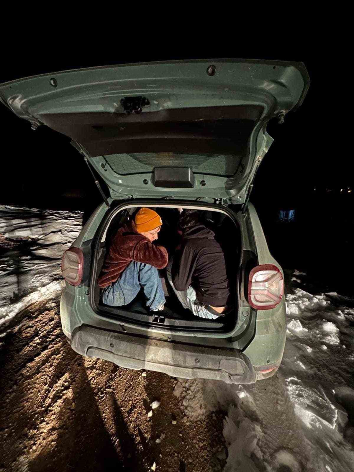 Bayburt&rsquo;ta 8 d&uuml;zensiz g&ouml;&ccedil;men ile 3 ş&uuml;pheli yakalandı
