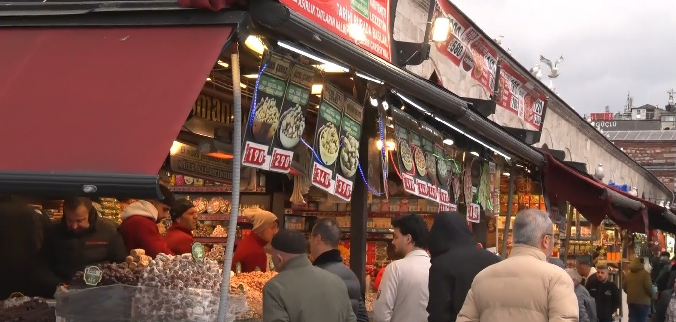 Emin&ouml;n&uuml;&rsquo;nde bayram alışverişi hareketliliği
