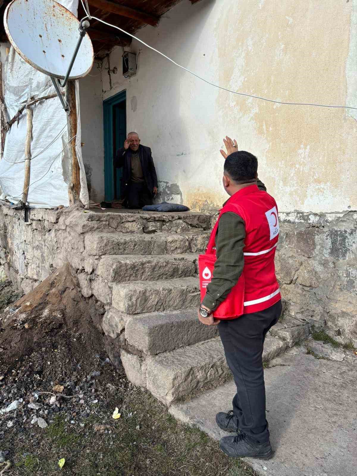 T&uuml;rk Kızılay Muradiye Şube başkanından yaşlılara kuaf&ouml;r hizmeti

