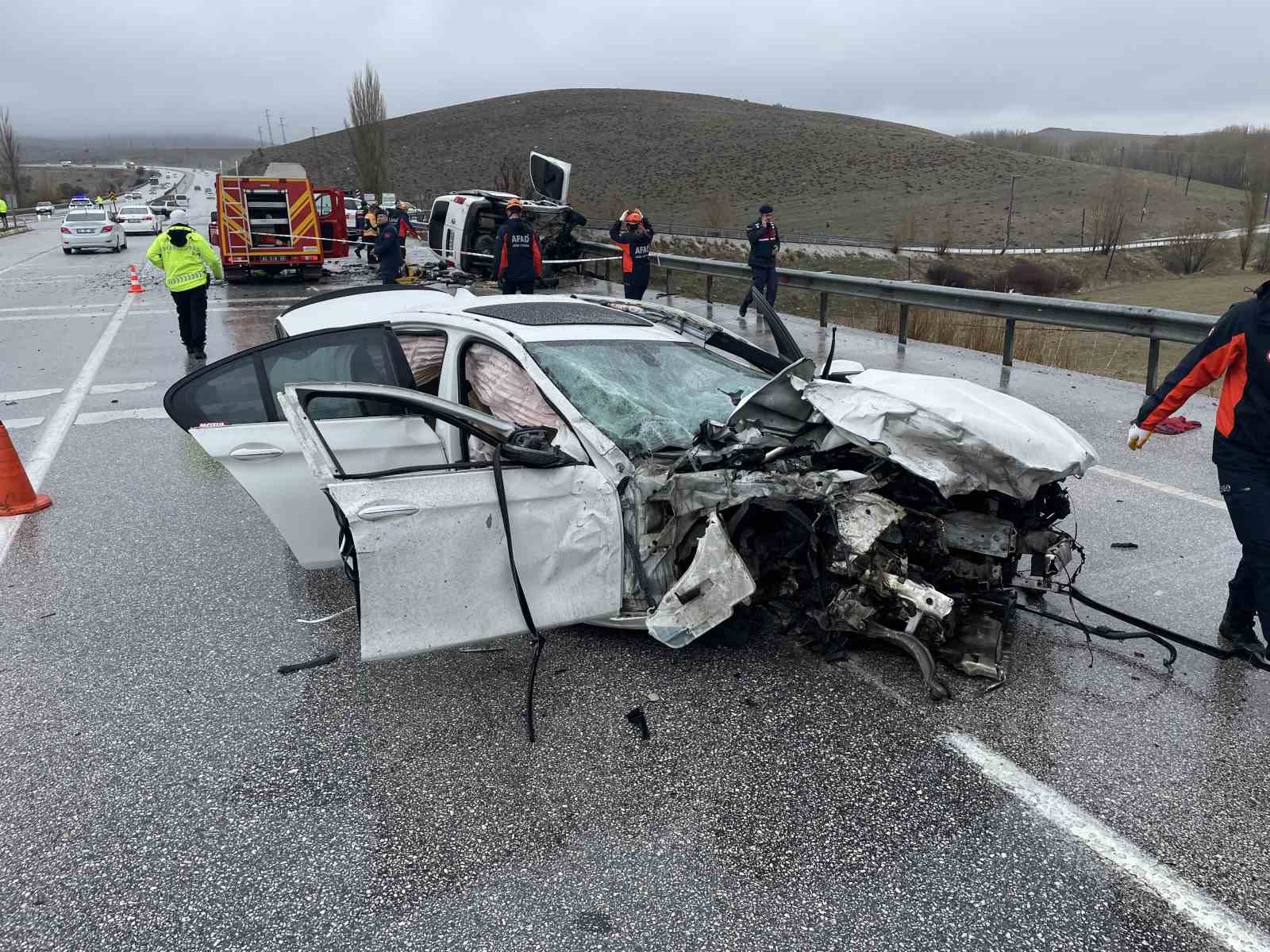 Otomobil hafif ticari ara&ccedil;la &ccedil;arpıştı: Baba oğul &ouml;ld&uuml;, 4 kişi yaralandı
