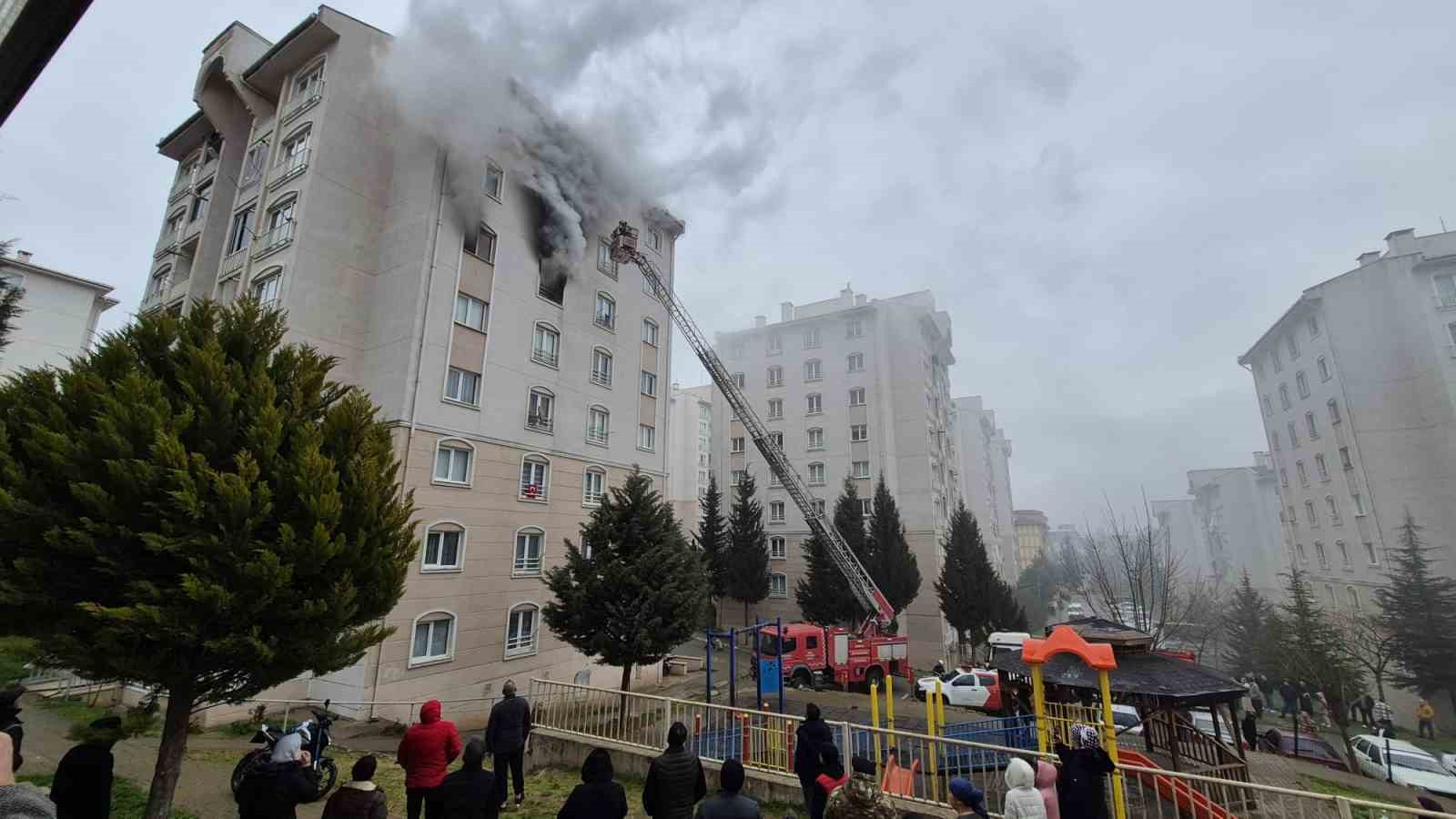 Bursa’da 8 katlı binada yangın