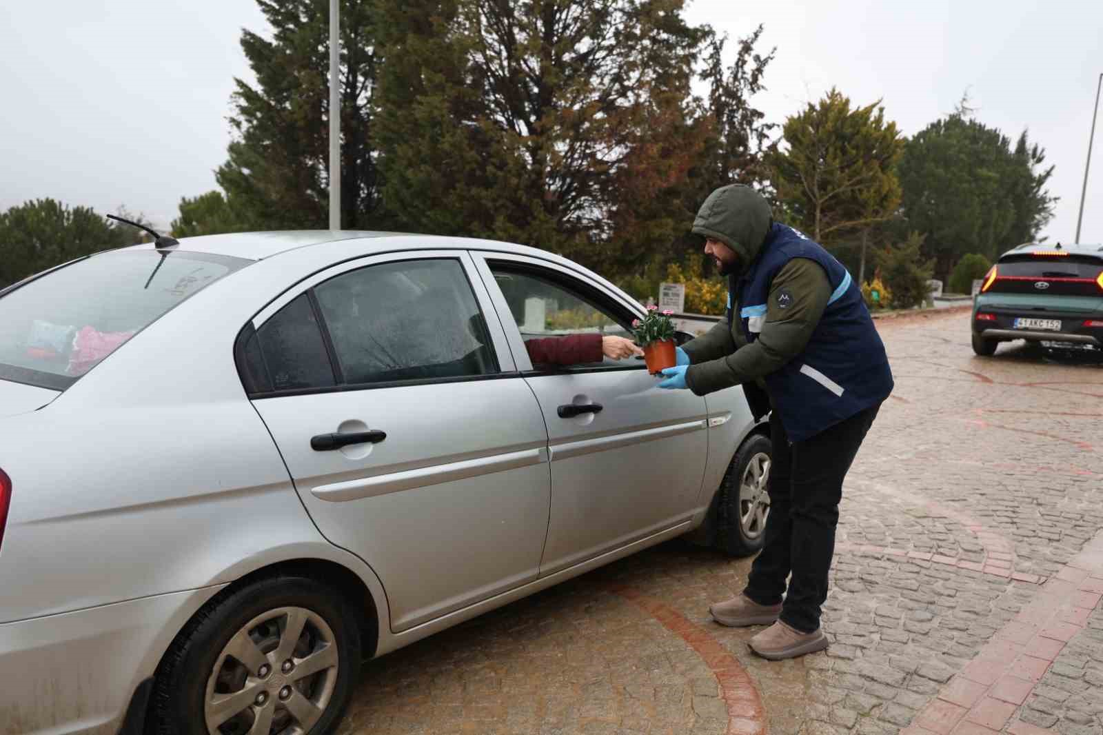Kabir ziyaretlerinde vatandaşlara &uuml;cretsiz &ccedil;i&ccedil;ek ve ulaşım kolaylığı
