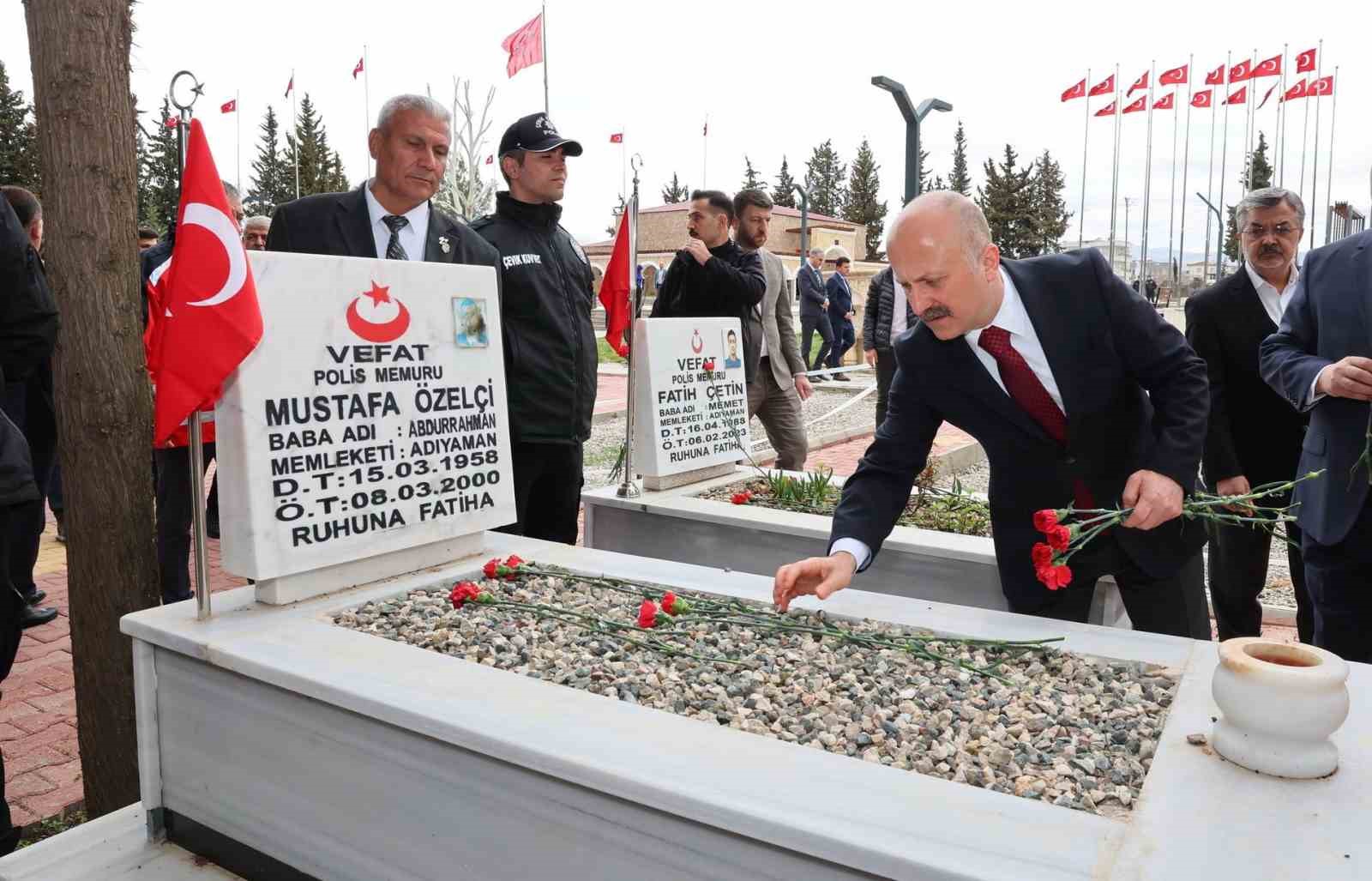 Adıyaman kent protokol&uuml; şehitlik ziyaretinde bulundu
