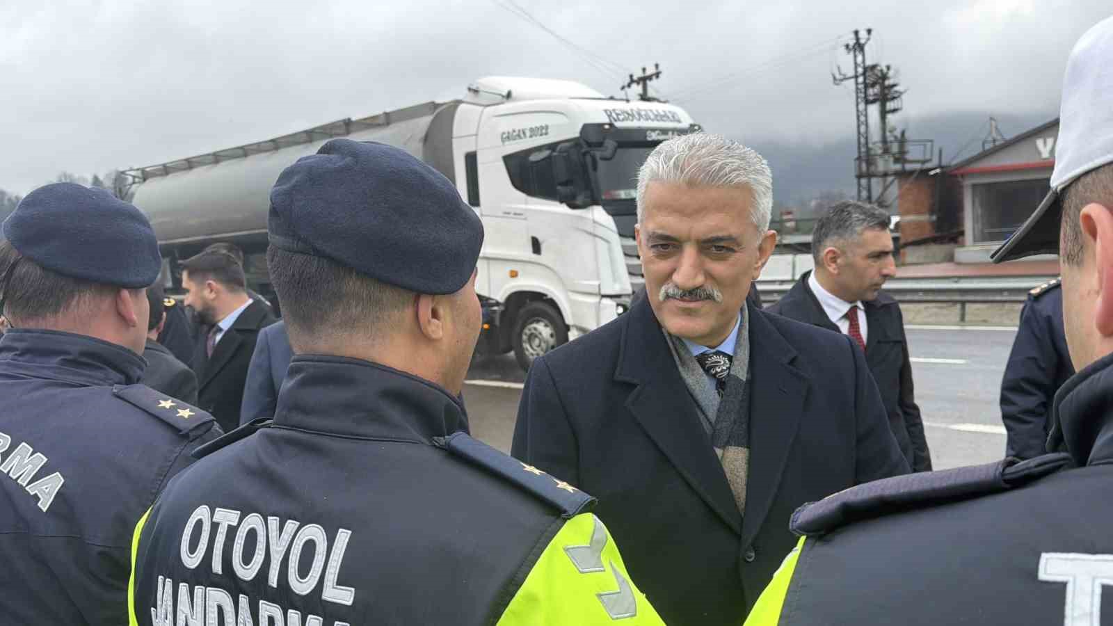 D&uuml;zce Valisinden s&uuml;r&uuml;c&uuml;lere: "Vatandaşına tuzak kuran bir bakış a&ccedil;ımız yok"
