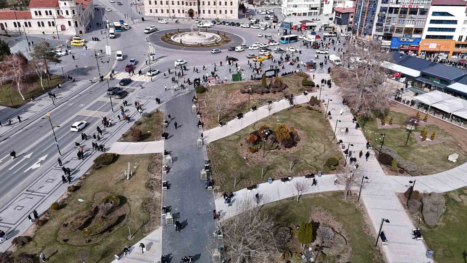 Burası ne Beyoğlu ne de Taksim: Sivas&rsquo;ta cadde ve sokaklar doldu taştı
