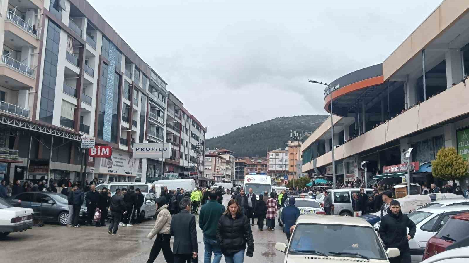 Burdur&rsquo;da bı&ccedil;aklı kavga: 5 yaralı
