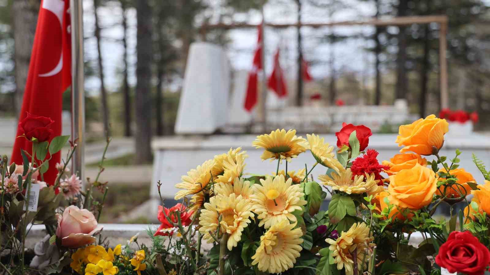 Kırşehir&rsquo;de şehitlikte duygusal anlar yaşandı
