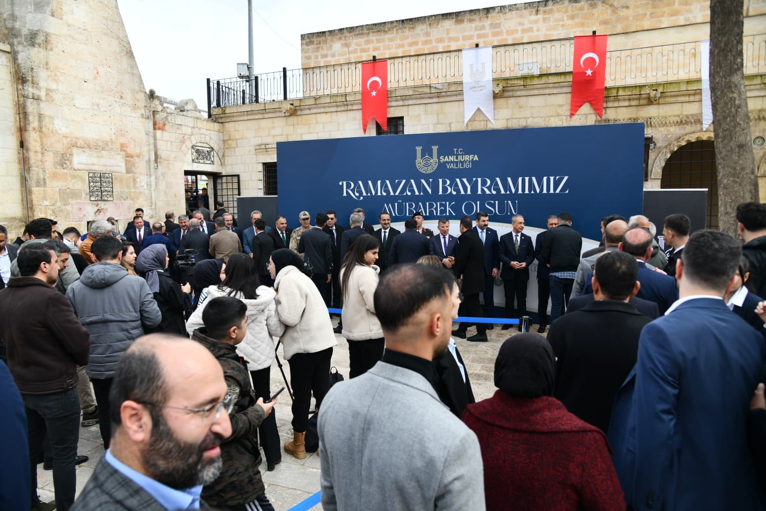 Şanlıurfa&rsquo;da kent protokol&uuml; vatandaşlarla bayramlaştı
