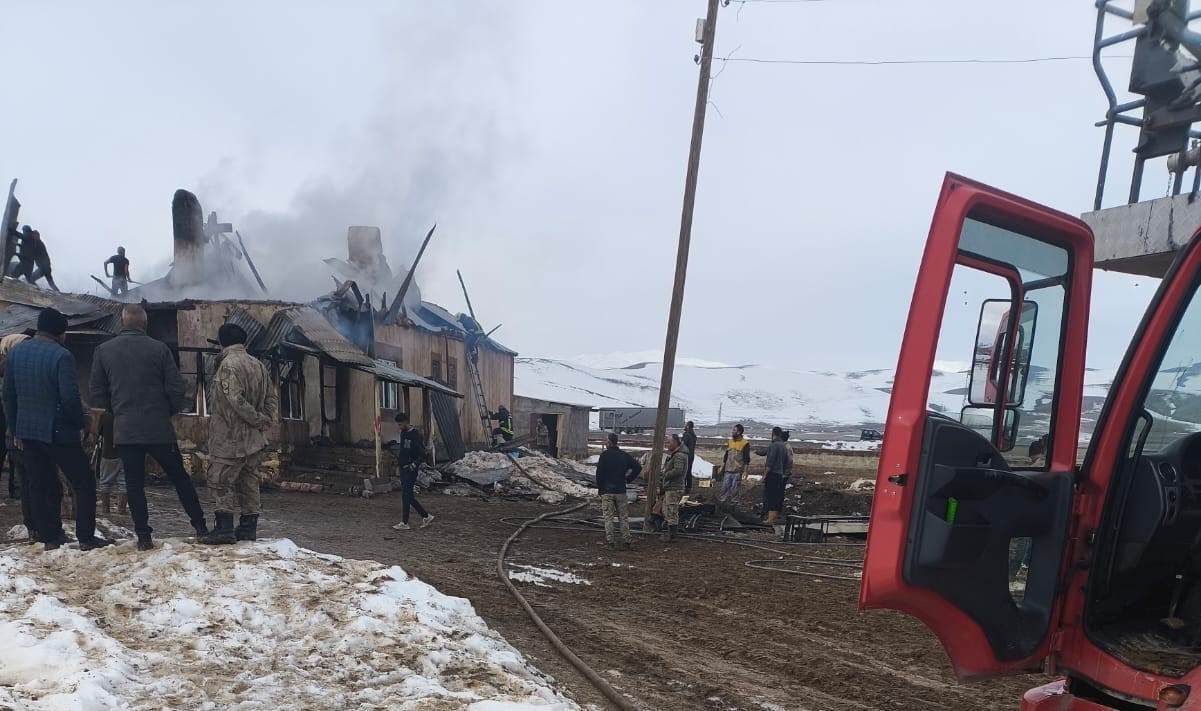 Başkale&rsquo;de ev yangını
