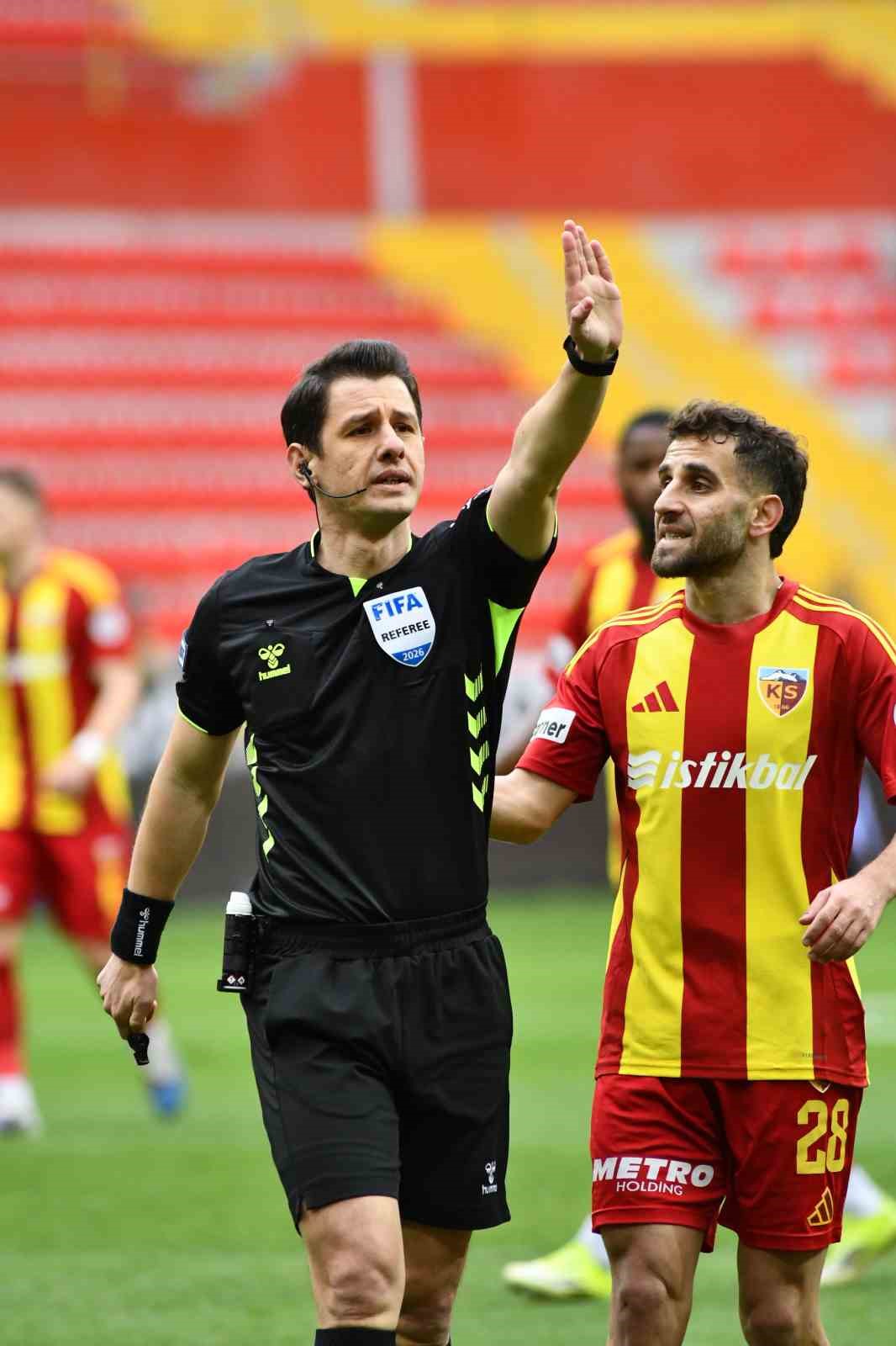 Trendyol S&uuml;per Lig: Kayserispor: 0 - Fatih Karag&uuml;mr&uuml;k: 0 (İlk yarı)
