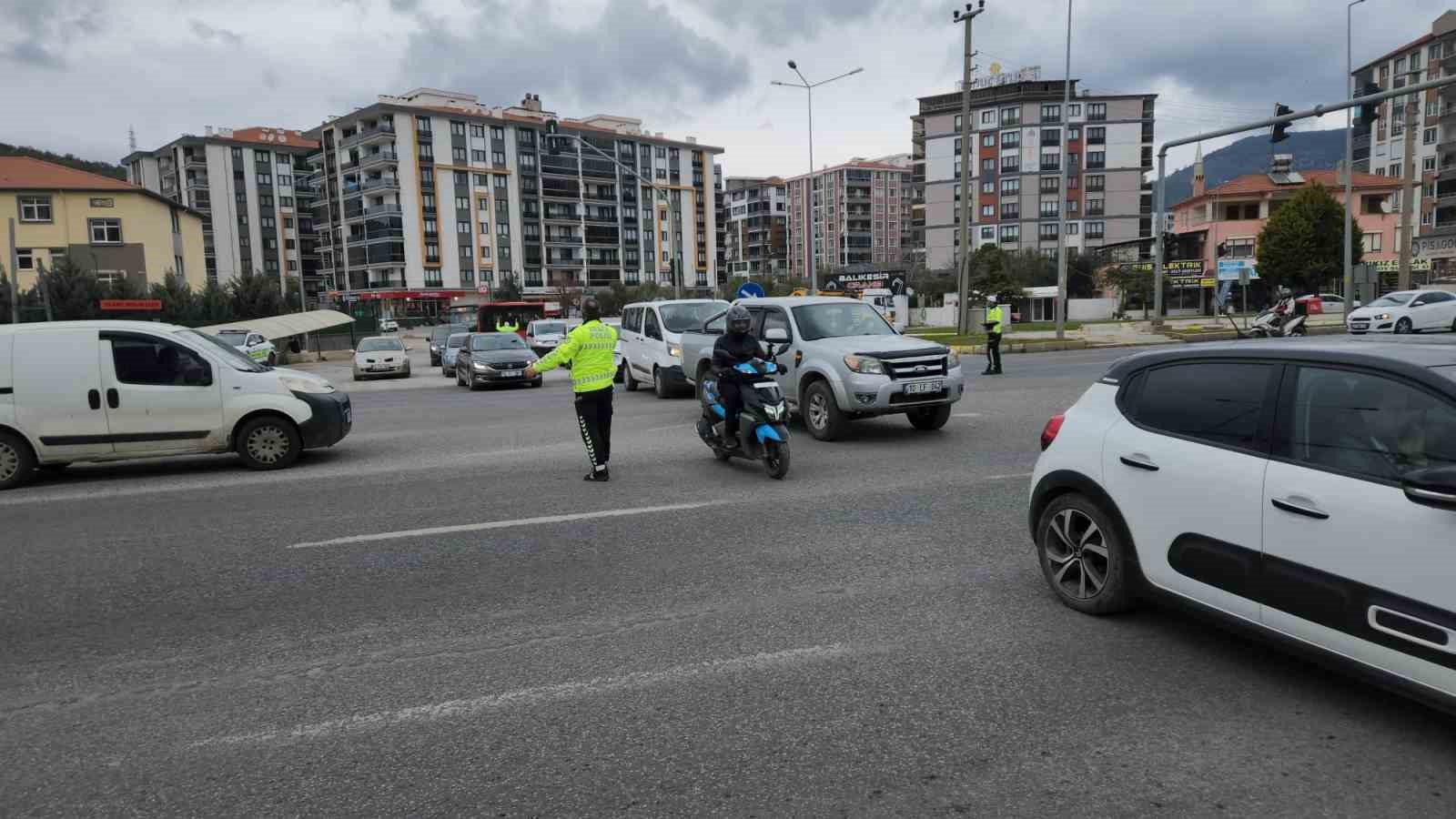 Balıkesir&rsquo;de arife g&uuml;n&uuml; trafik yoğunluğu
