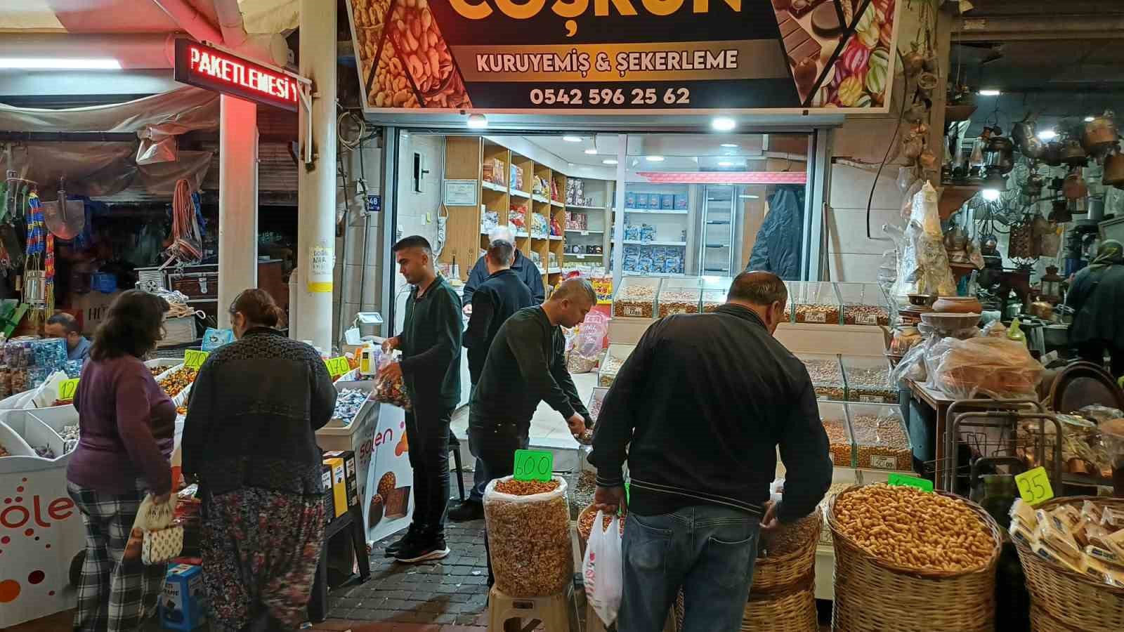 &Ccedil;arşı ve sokaklarda bayram yoğunluğu
