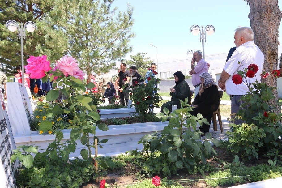 Şehitlikte arife g&uuml;n&uuml; h&uuml;z&uuml;nl&uuml; buluşma
