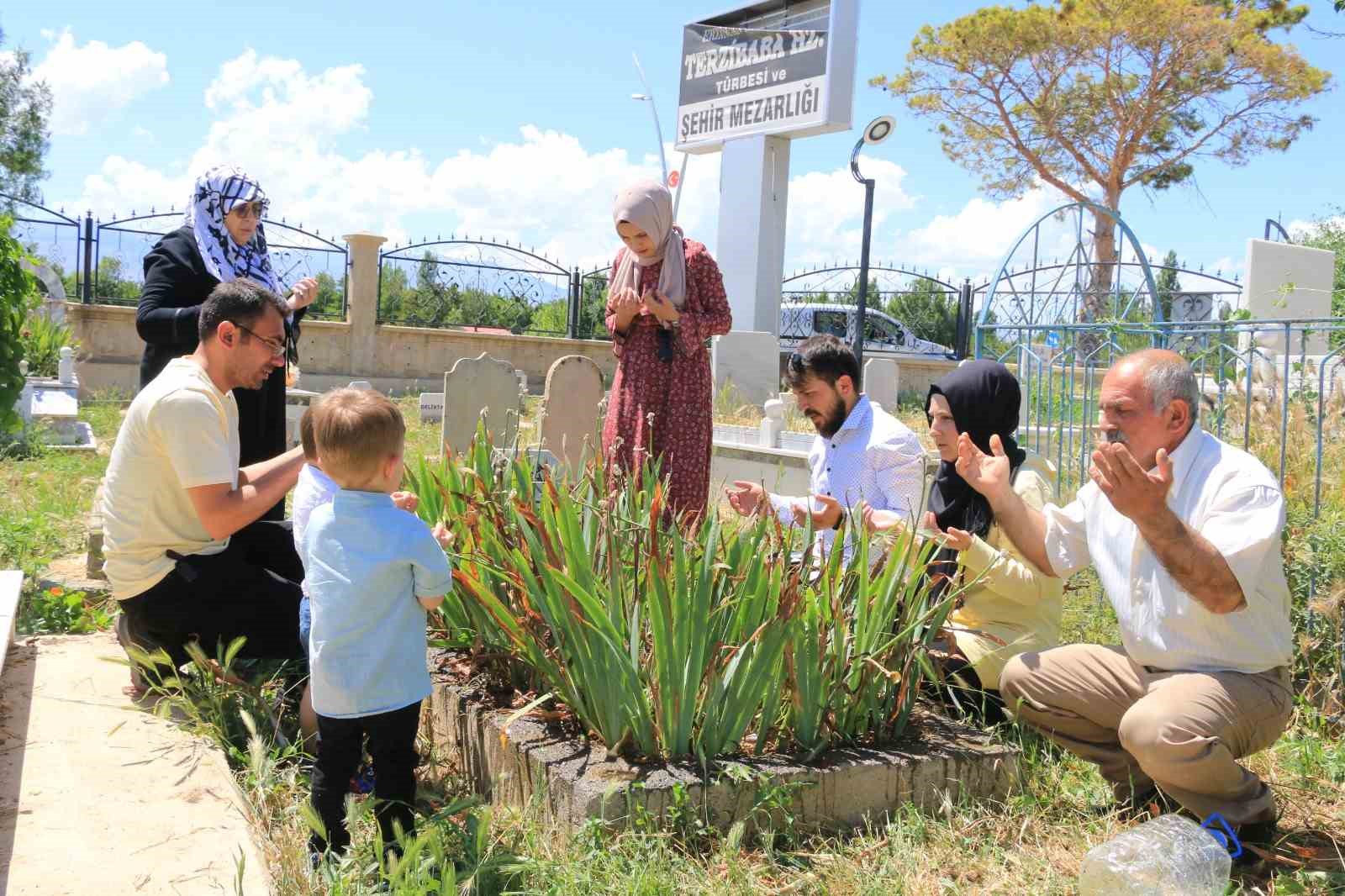 Terzibaba Mezarlığı&rsquo;nda arife g&uuml;n&uuml; yoğunluğu
