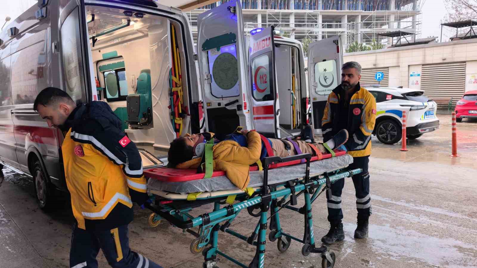 Kontrolden &ccedil;ıkan otomobil alt yola u&ccedil;tu: 3 yaralı
