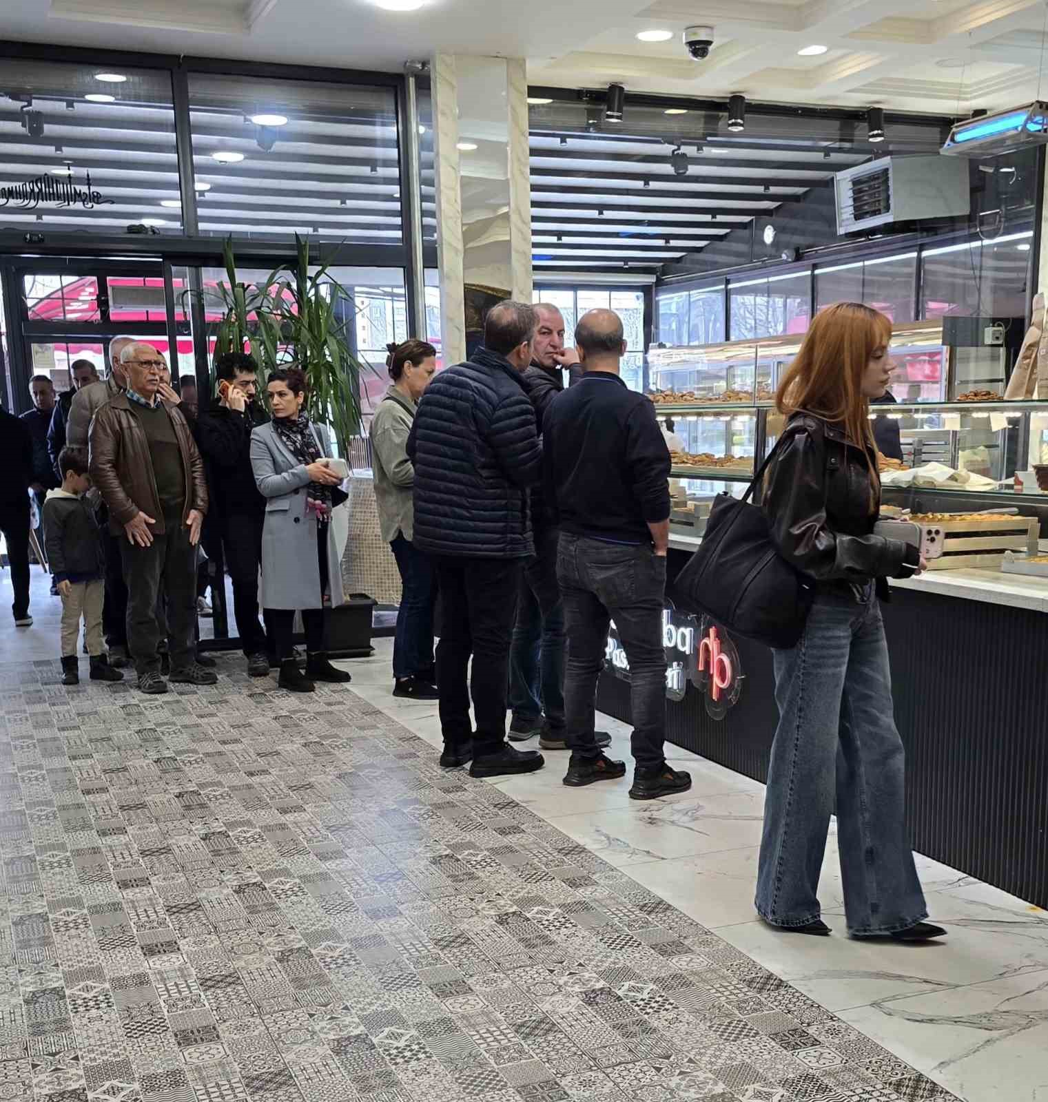 Diyarbakır&rsquo;da pastanelerde bayram yoğunluğu
