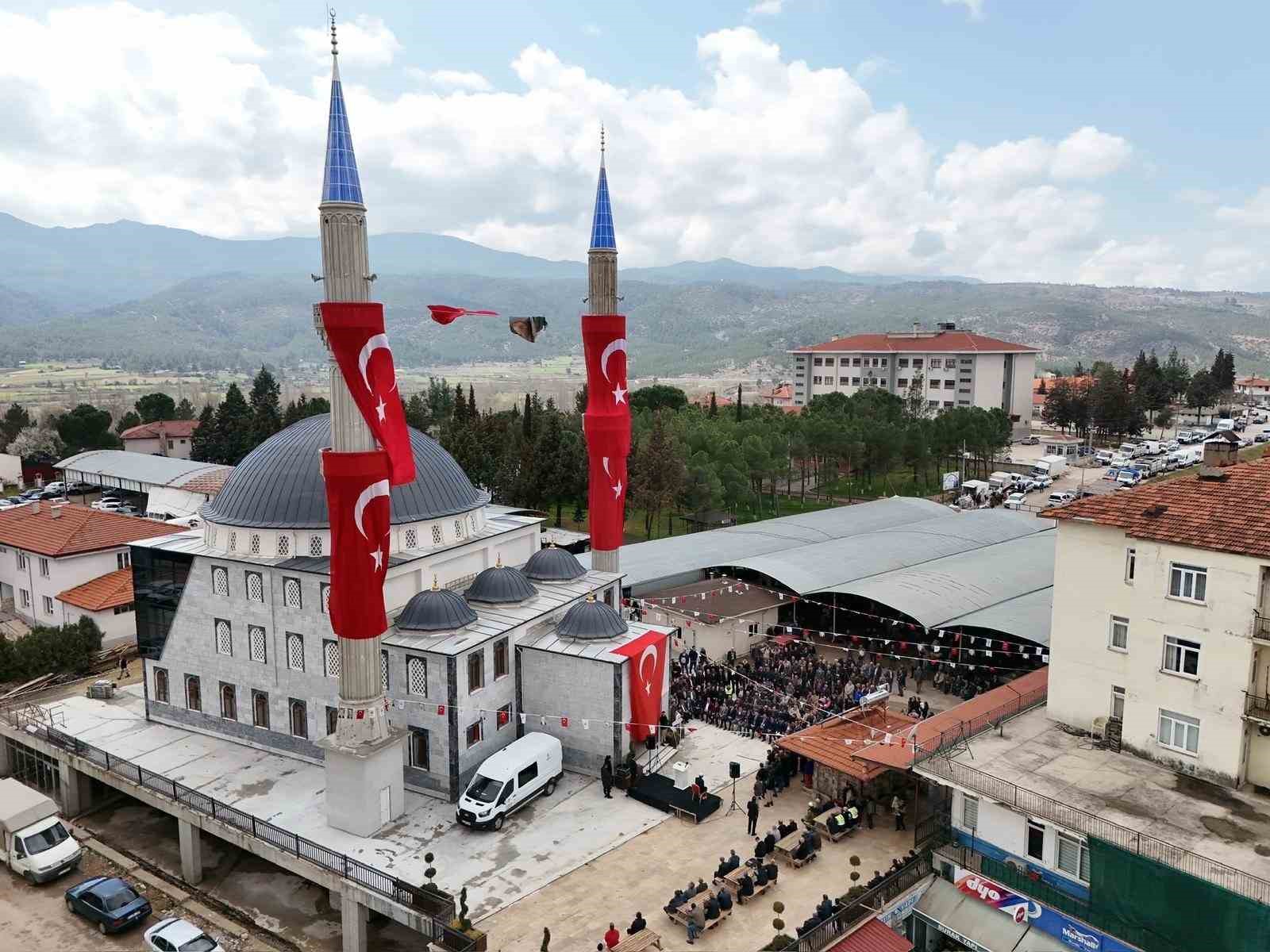 Beyağa&ccedil; Merkez &Ccedil;arşı Camii ibadete a&ccedil;ıldı
