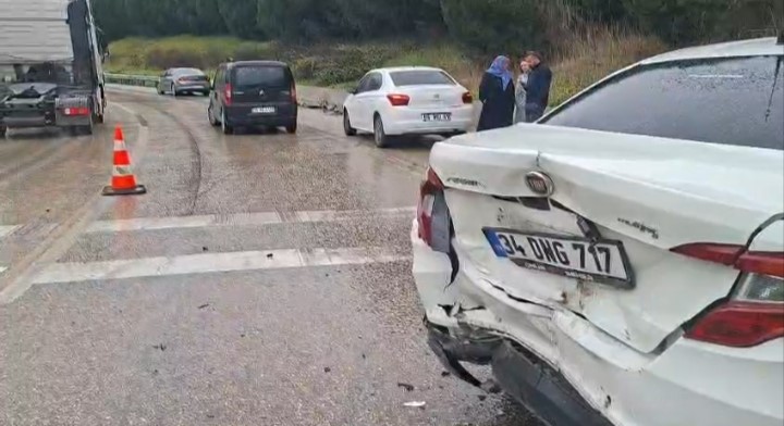 Otobanda zincirleme kaza: 4 ara&ccedil; birbirine girdi
