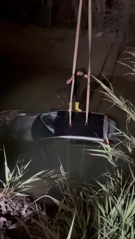 Seyir halindeki otomobil dereye u&ccedil;tu, s&uuml;r&uuml;c&uuml; yaralandı
