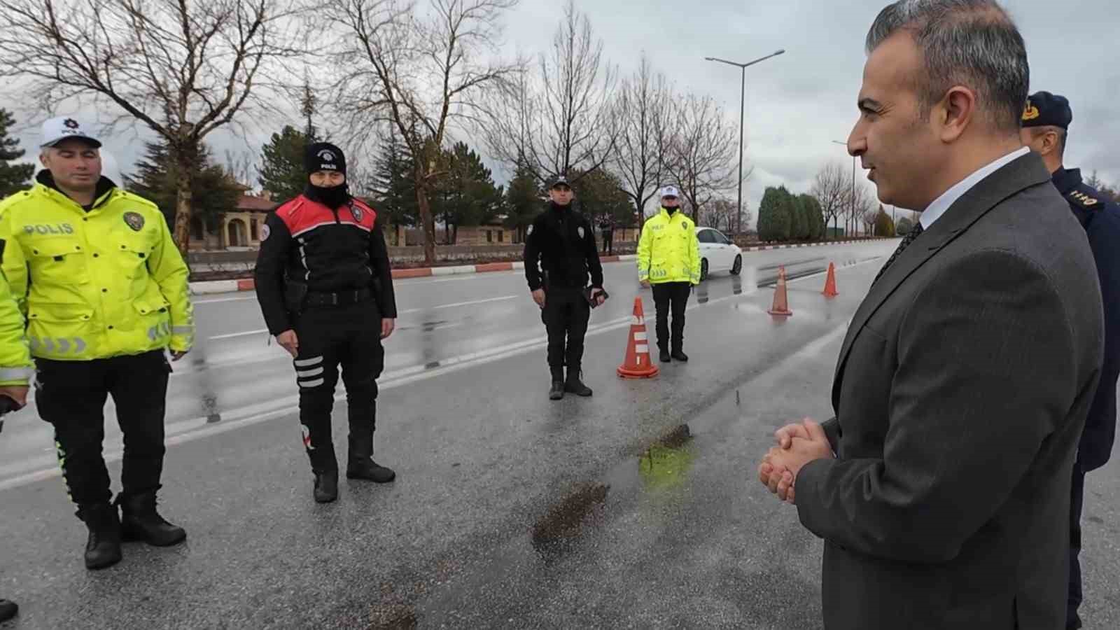 Vali &Ccedil;i&ccedil;ek: "Bayramda vatandaşımızın huzuru i&ccedil;in sahadayız"
