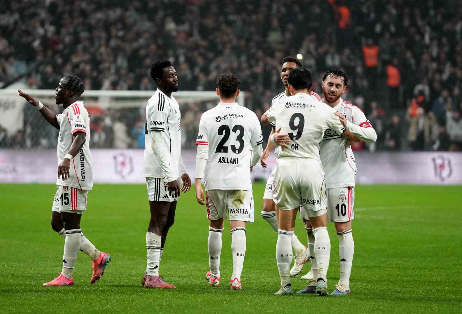 Trendyol S&uuml;per Lig: Beşiktaş: 2 - Kasımpaşa: 0 (İlk yarı)
