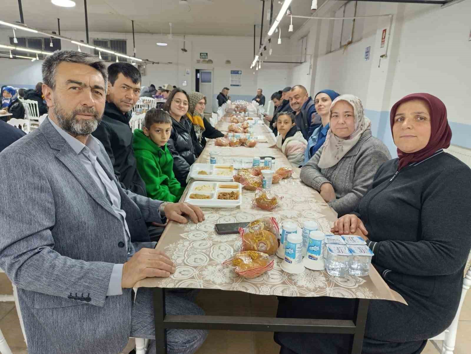 Simav Güney Beldesinde 750 kişilik gönül sofrası kuruldu