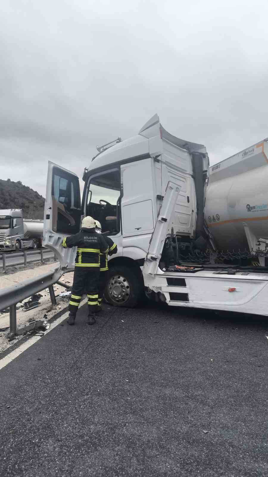 Mazot yüklü tanker kontrolden çıkarak karşı şeride geçti