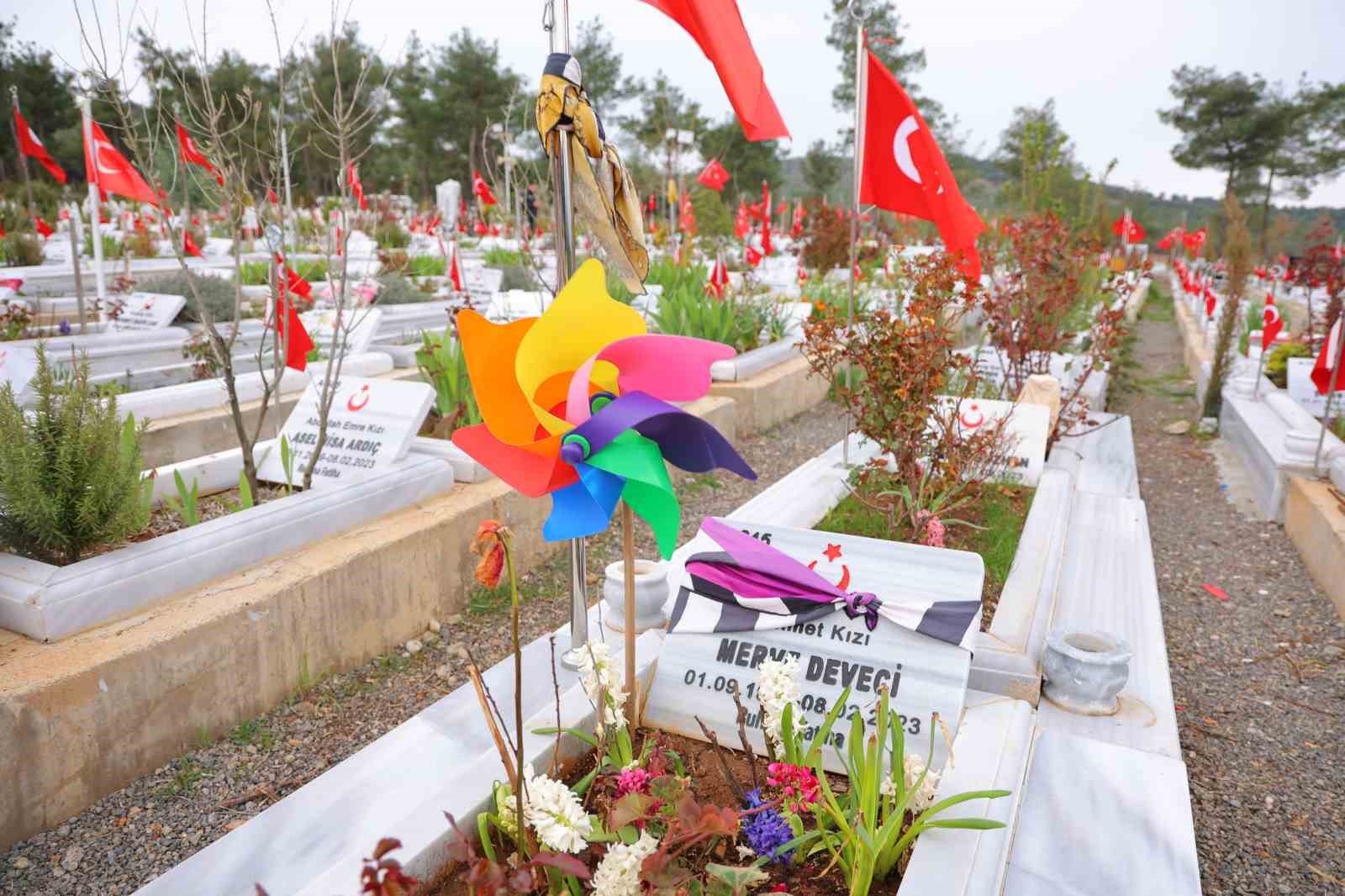 Kahramanmaraş deprem mezarlığında h&uuml;z&uuml;nl&uuml; bayram
