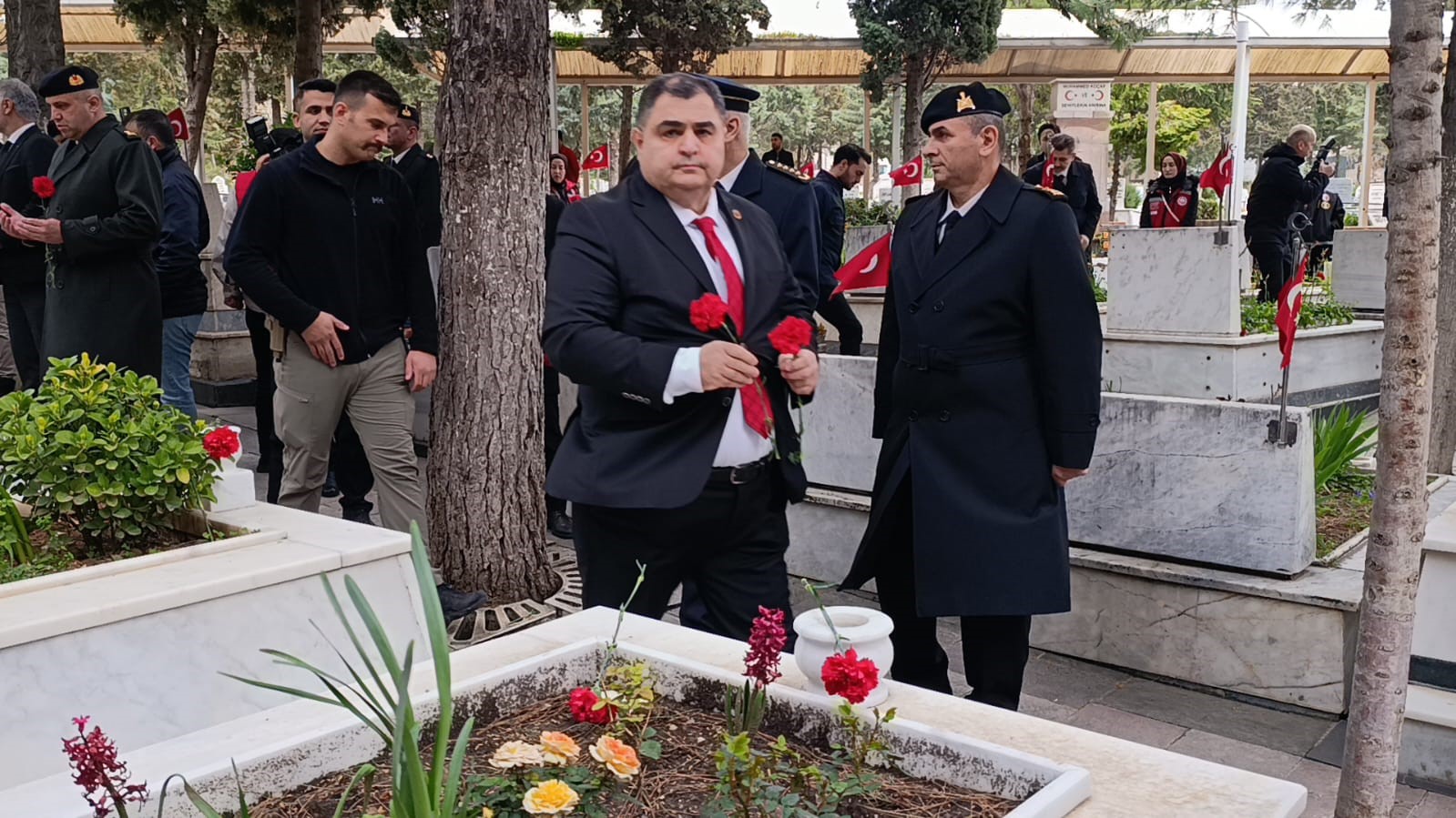 Kahramanmaraş&rsquo;ta protokolden bayram &ouml;ncesi şehitlik ziyareti
