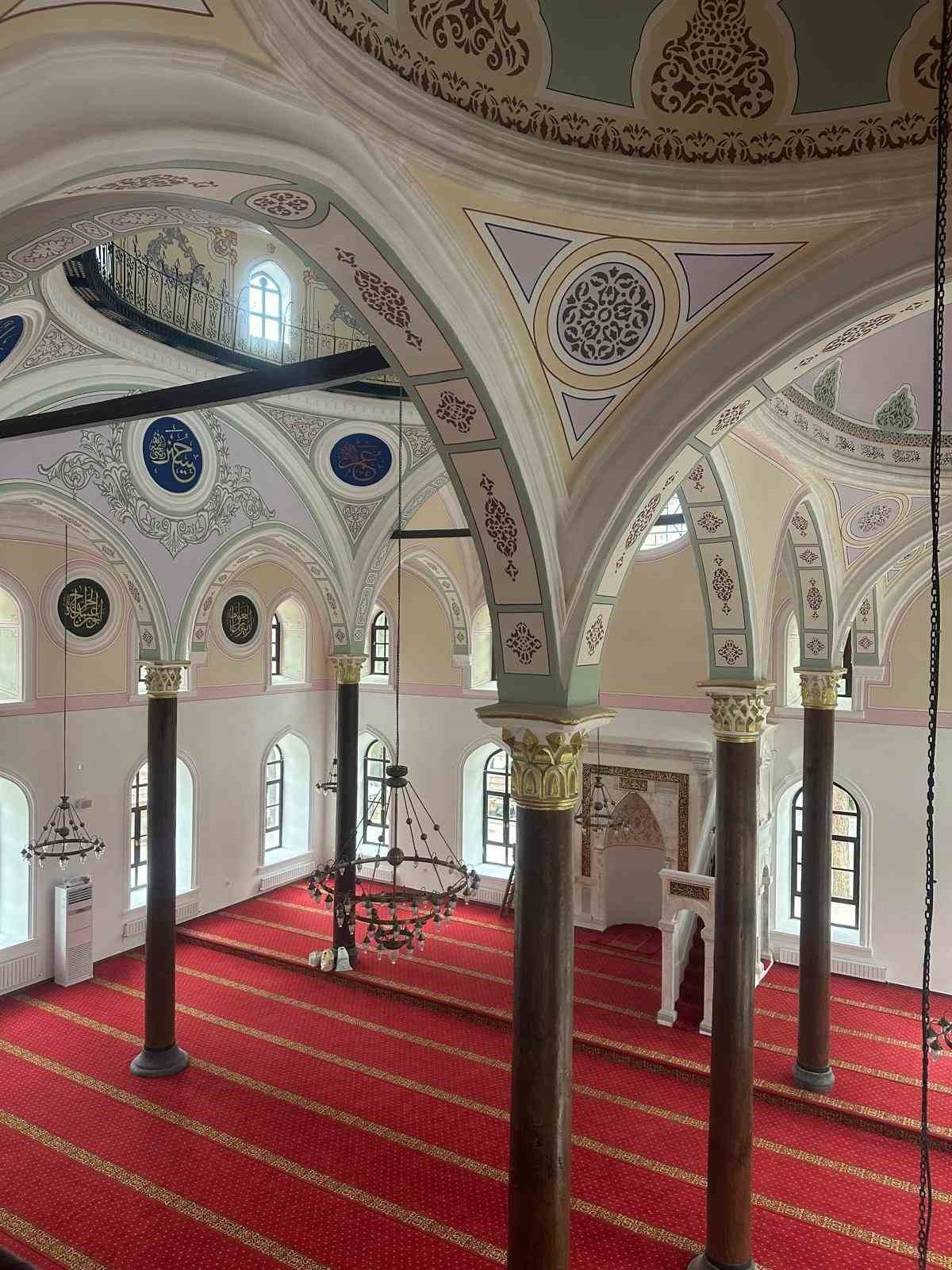 Bakan Ersoy: "&Uuml;&ccedil; tarihi cami yeniden ibadete a&ccedil;ılıyor"
