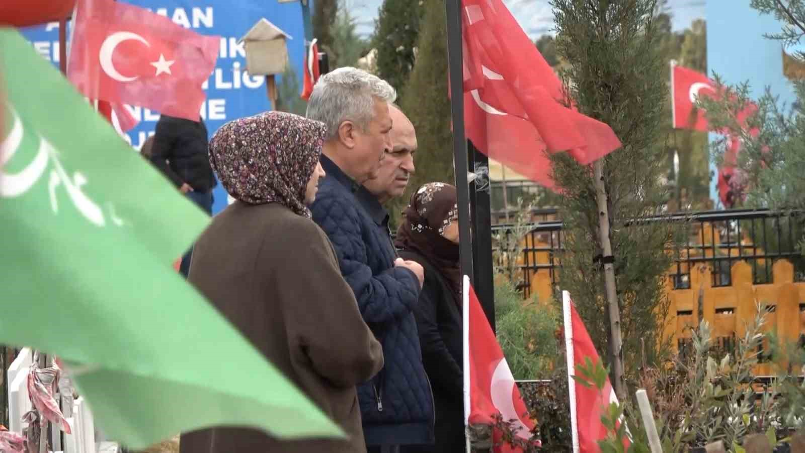 Adıyaman&rsquo;da deprem şehitliğine bayram ziyareti

