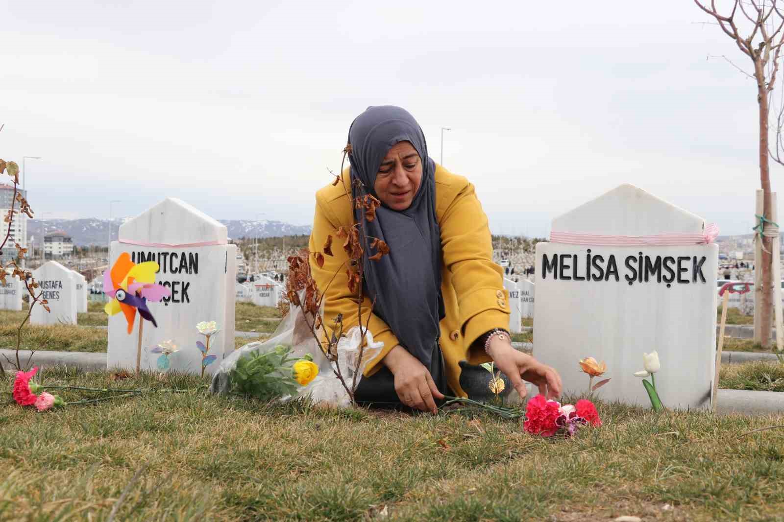 İki evladı vahşice öldürülen anne, bayram öncesi evlatlarının kabrini ziyaret etti